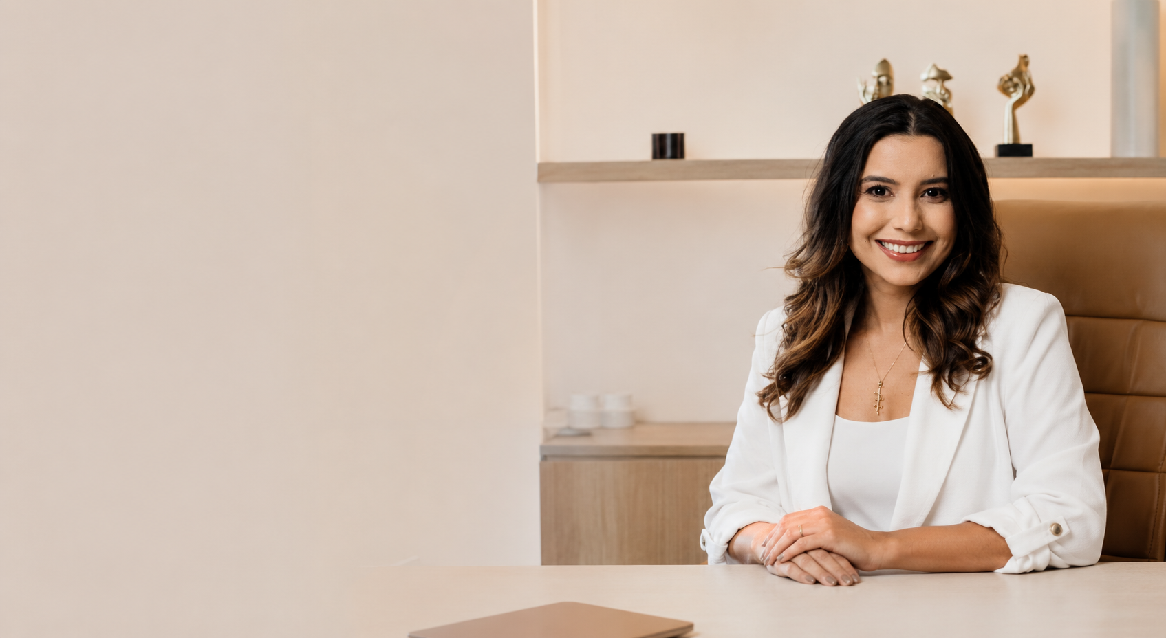 Dra. Renata Menezes, ginecologista em Fortaleza, no consultório